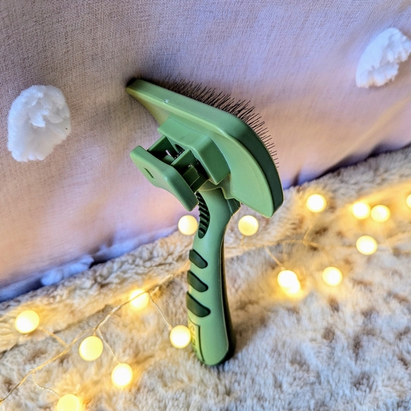 Retractable Dog Brush - Picture 8 of 14